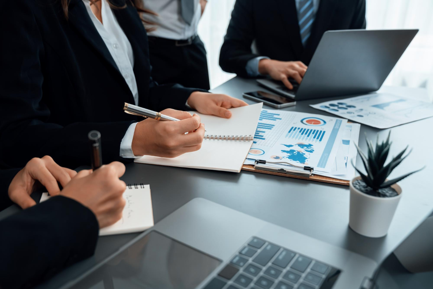 تحسين الأعمال: شريك موثوق في عالم المال والإدارة - ADCBBusiness Consulting Corporate